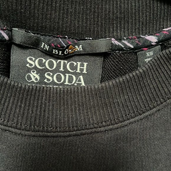 Scotch & Soda Sweat Shirt with quilted shoulders and edge detail - Picture 6 of 7